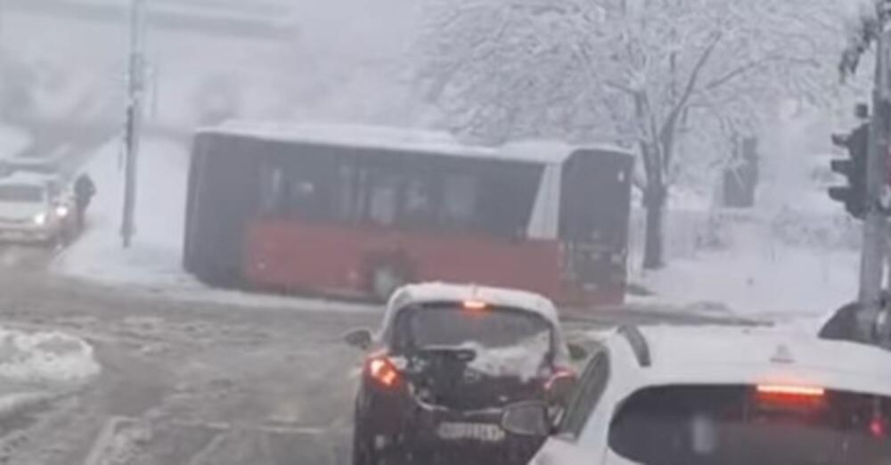 Poledica napravila opšti kolaps u Beogradu: Neke linije obustavljene ili skraćene, a vozila se sudaraju