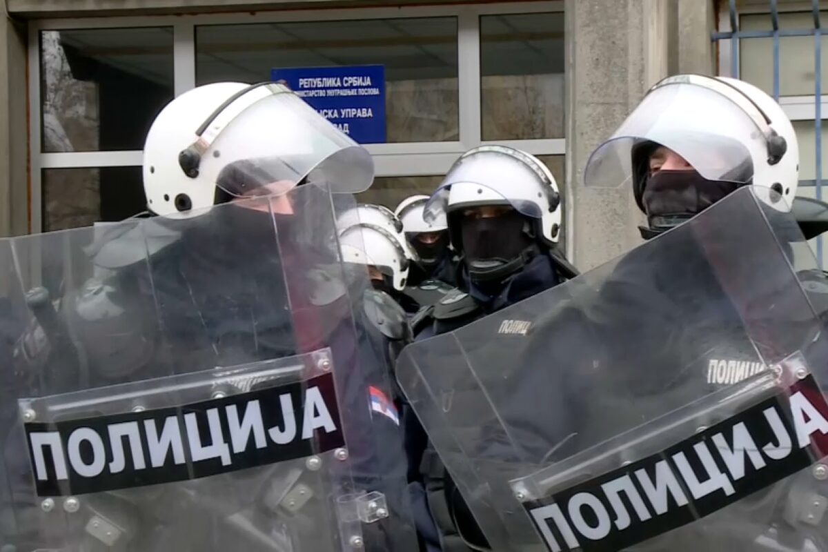 Policija s opremom za razbijanje demonstracija u zgradi RTV-a uoči protesta studenata