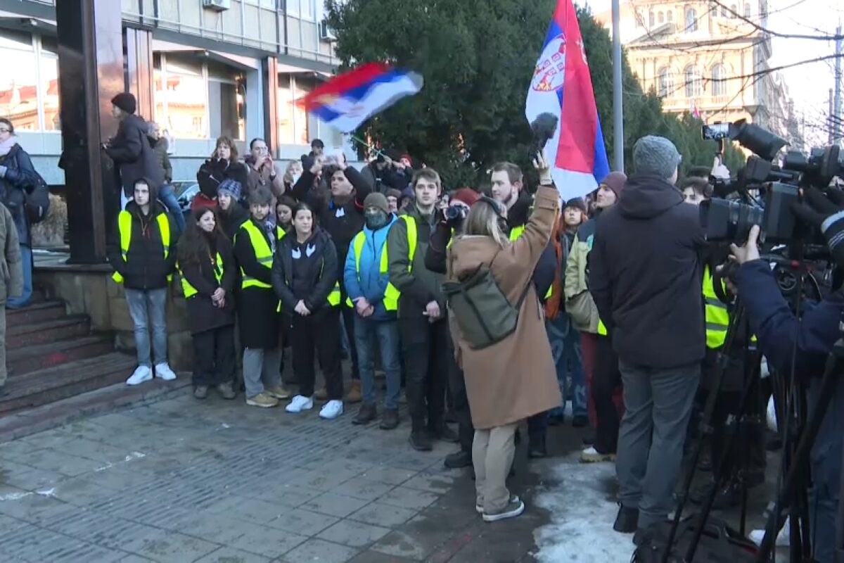 (VIDEO) „I ministarstvo da nešto nauči“: Studenti ostavili udžbenike ispred Ministarstva prosvete