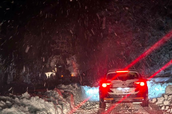 STRANCI SE ZAGLAVILI U SNEGU Haos kod Despotovca: Vatrogasci spasili šest osoba