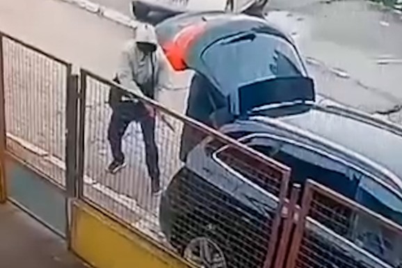 (VIDEO) ŽRTVI PRIŠAO SA LEĐA I PUCAO U NJEGA! Procurio uznemirujući snimak ranjavanja u Čačku: Policija traga za napadačem