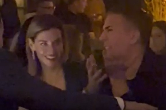 (VIDEO) JOVANA I ŽELJKO JOKSIMOVIĆ U PROVODU Voditeljka nikad lepša – dekolte i diskretan nakit, ne skida osmeh