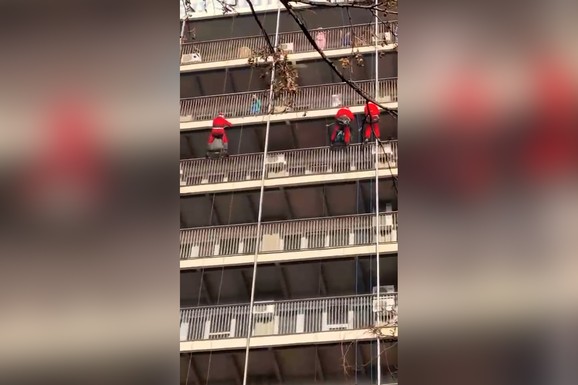 (VIDEO) Vešti Deda Mrazovi obradovali mališane sa Instituta za majku i dete: Sa krova spustili paketiće pravo u njihove ruke