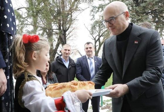 „U ĆUPRIJI VIŠE NEĆE BITI LISTE ČEKANJA“ Premijer Vučević obišao rekonstruisani vrtić: Posle Božića otvaramo vrata za decu (FOTO)