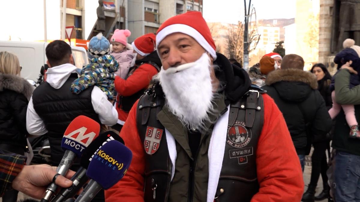 Kako će Srbi na Kosovu pamtiti godinu za nama? Moto Deda Mrazovi obradovali decu Kosovske Mitrovice paketićima