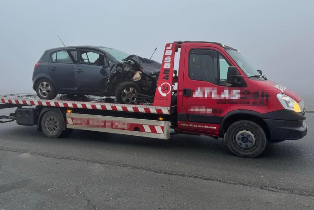 AUTOMOBILI UNIŠTENI, STRAŠNI PRIZORI NA MESTU NESREĆE U KOJOJ SU POVREĐENE BEBE! Lekari im se bore za život, saobraćaj obustavljen (FOTO)