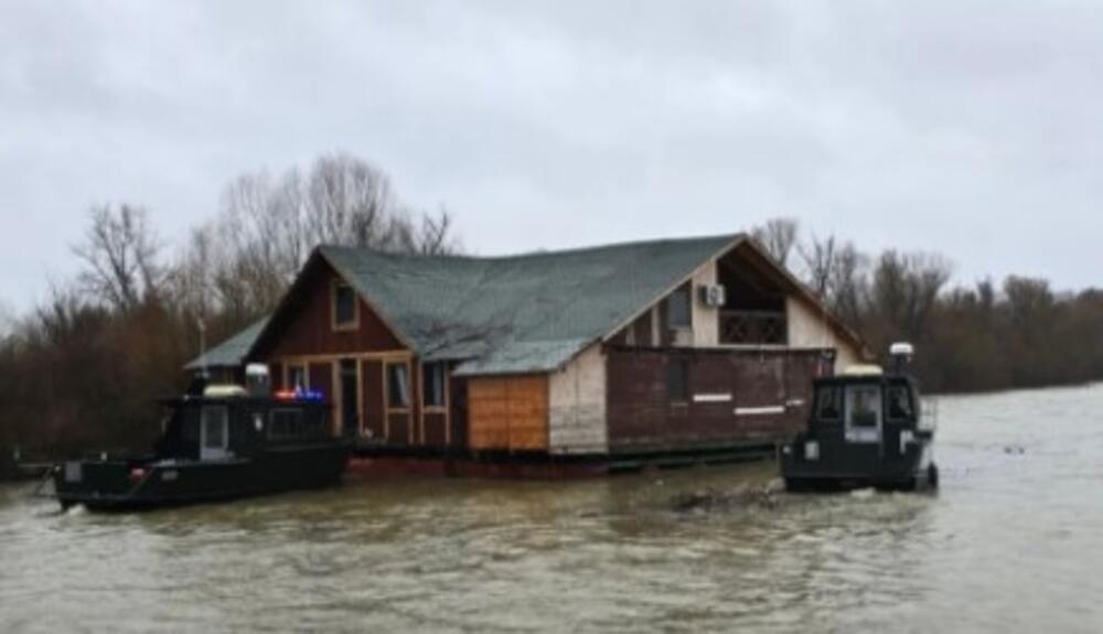 Otkriveni detalji drame kod Obrenovca: Vlasnik ostao na splavu koji se otkačio, evo kako su spasili čoveka (FOTO)