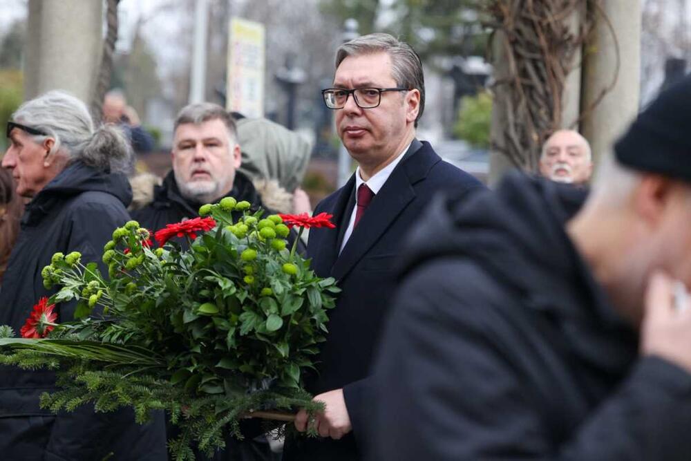 Predsednik Vučić stigao na sahranu Milorada Milinkovića: Došao sa buketom cveća da kaže „poslednje zbogom“!