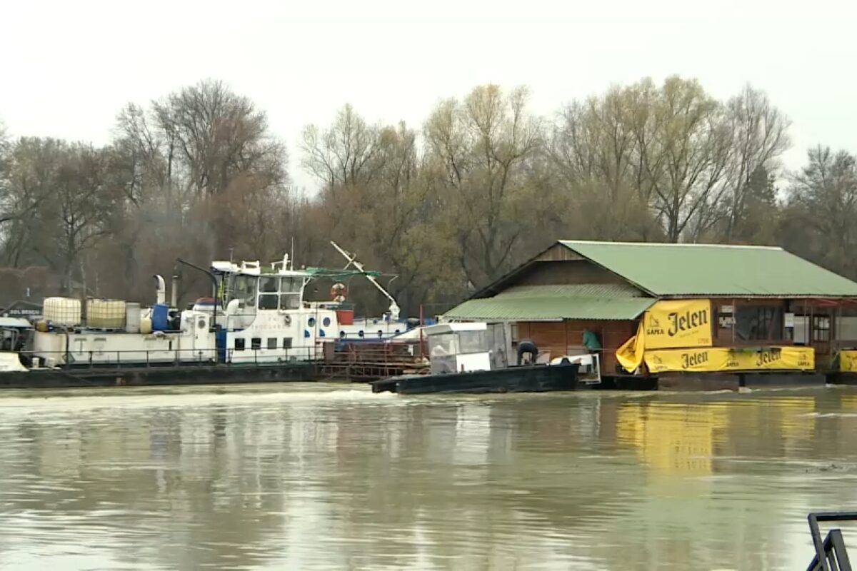 Kod Obrenovca se otkačila splav kućica, osoba u njemu uspela da se evakuiše