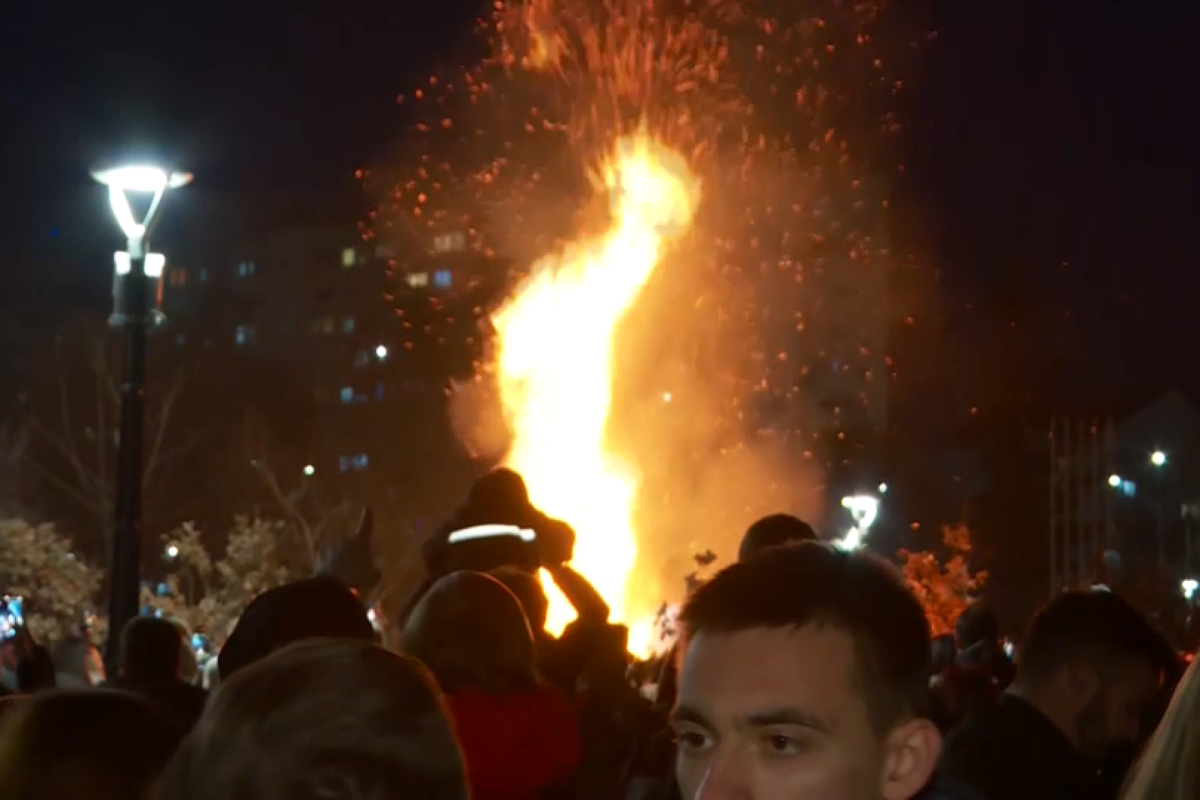 (VIDEO) Studenti u Nišu s građanima palili badnjake