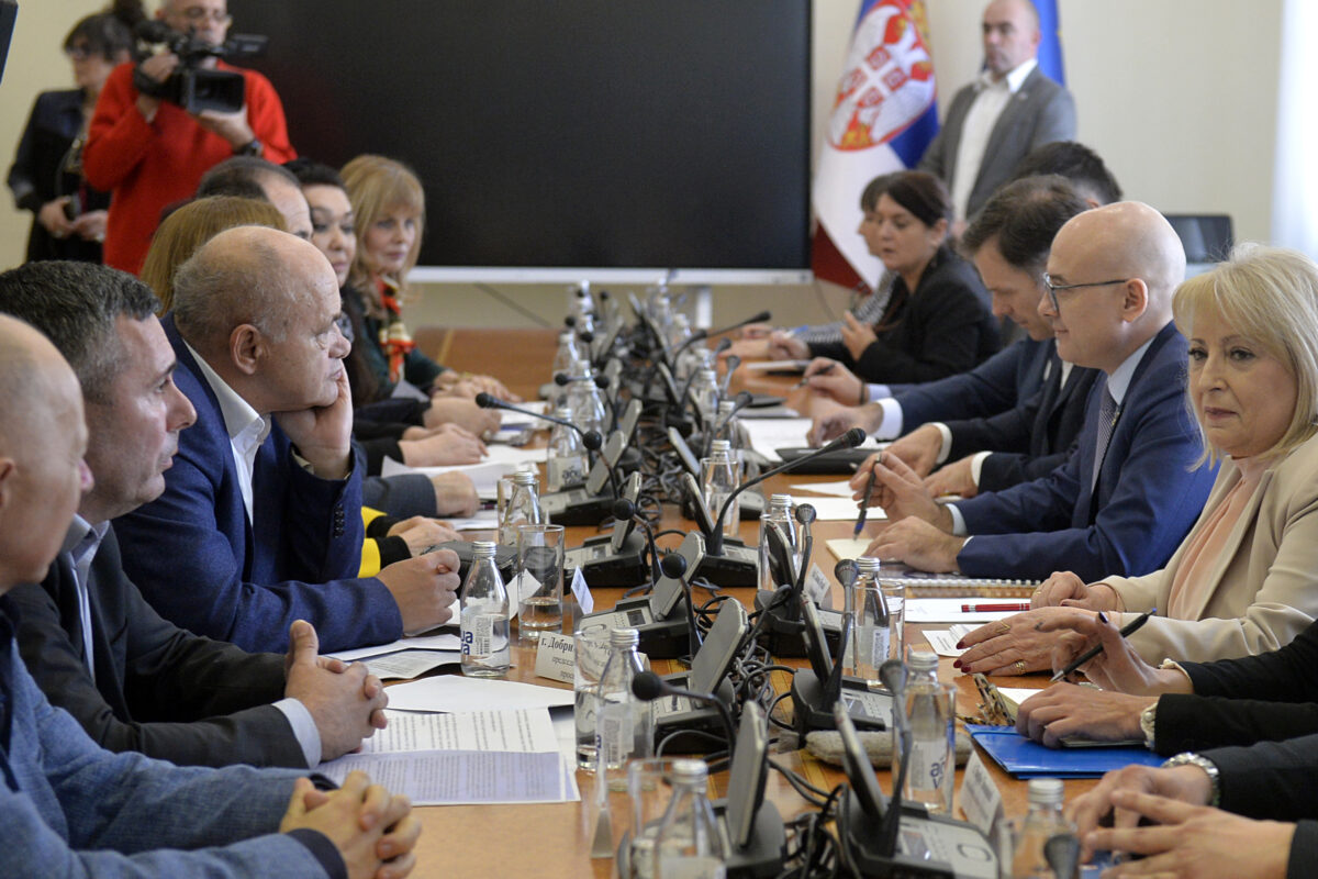 Postignut načelni dogovor prosvetara i Vlade, ne zna se da li će početi drugo polugodište