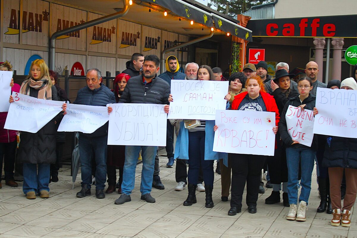 Građani Ćićevca 15 minuta ćutali na Trgu mladih za poginule u Novom Sadu