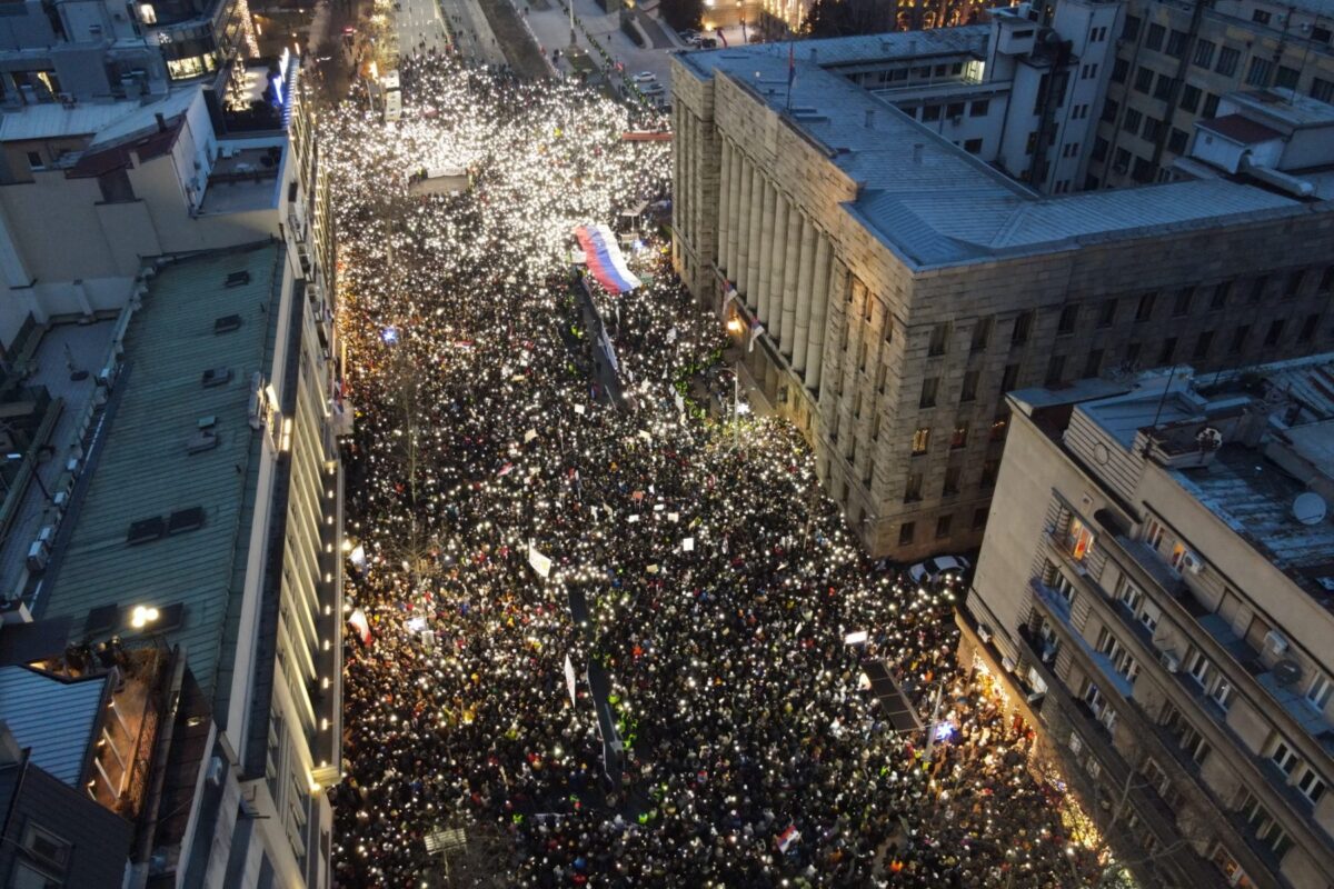 Arhiv javnih skupova: Na protestu ispred Ustavnog suda u Beogradu bilo 28.000 ljudi