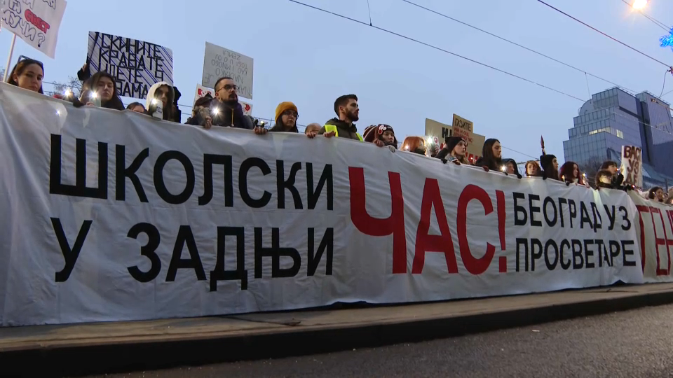 Roditelji ušli u novosadsku školu, viču „generalni štrajk“ – prisutna i policija (VIDEO)