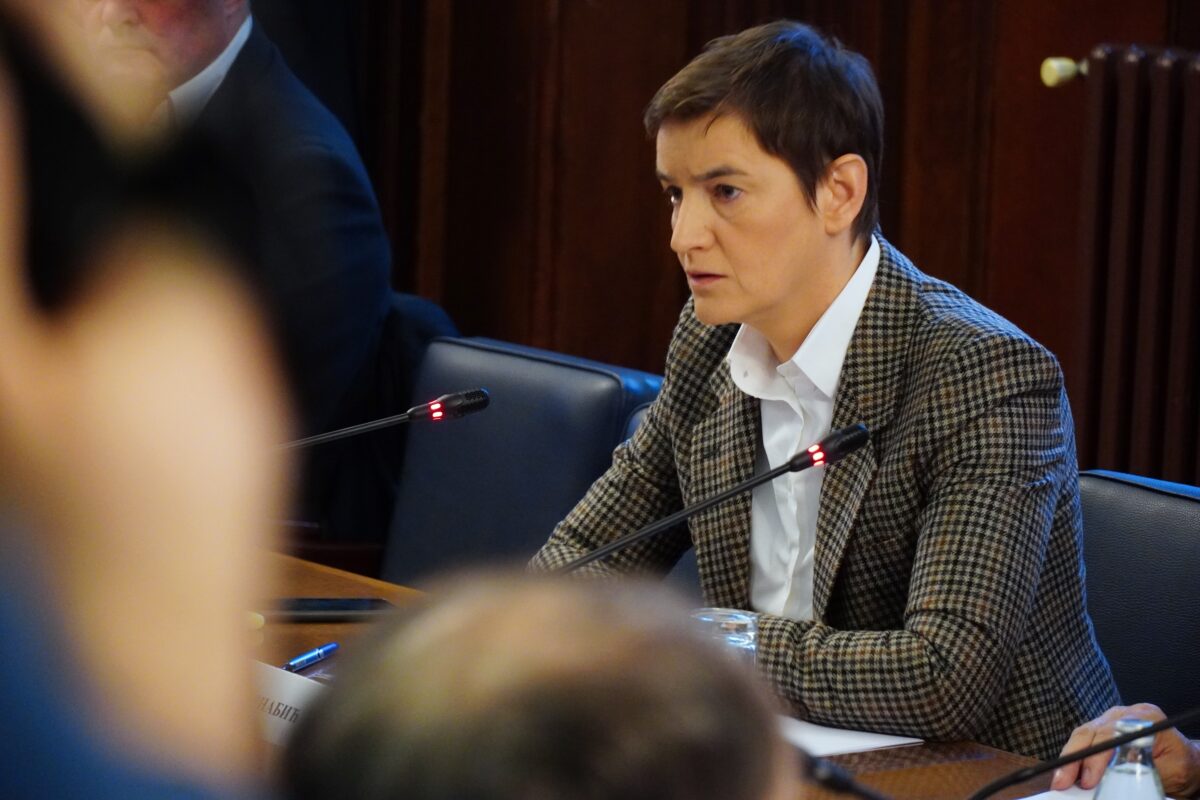 Brnabić 40 minuta pričala, kaže da ima tri pretnje zbog nastavka blokada, opozicija joj vikala – „Sram vas bilo“