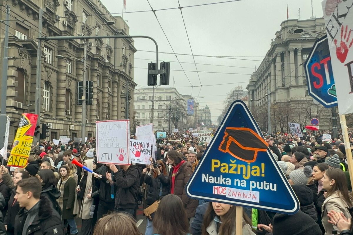 AP: U Srbiji generalni štrajk predvođen studentima, hiljade ljudi na ulicama, dok populistički predsednik planira veliki miting