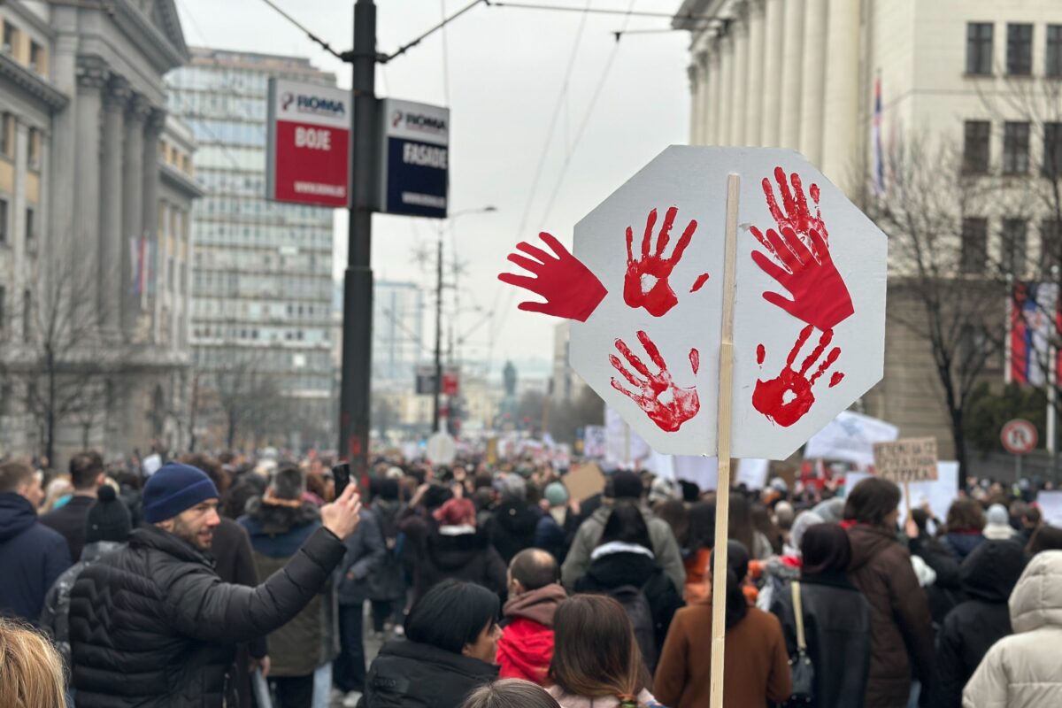 Rojters: Generalni štrajk u Srbiji, zatvoreni mnogi barovi, škole, knjižare, pozorišta, skup studenata ispred zgrade Vlade