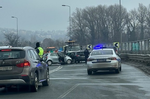 LANČANI SUDAR KOD MOSTA NA ADI Jedno vozilo „zakucano“ u drugo, policija na licu mesta: Stvara se gužva (FOTO)