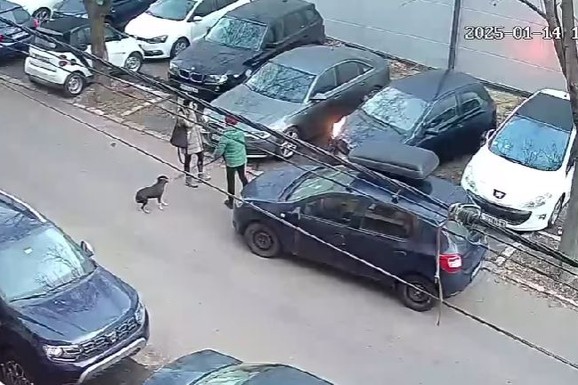 (VIDEO) „ALO BRE, ŽENO, JESI NORMALNA?!“ Žestok okršaj komšinica na Zvezdari: Automobilom se zaletala i udarala vozilo koje ju je zagradilo na parkingu