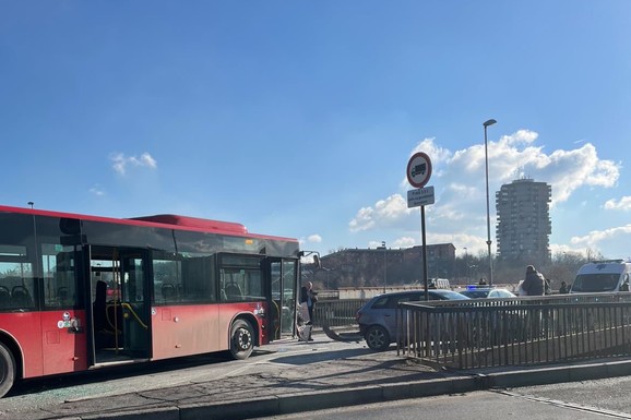 SUDARILI SE GRADSKI AUTOBUS I BMW Udes na Pančevcu, od jačine udarca na vozilu otpao branik: Stvara se gužva u smeru ka gradu (VIDEO)