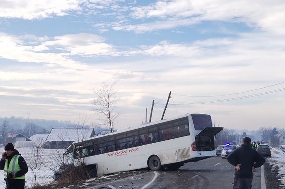 PRVE SLIKE SA MESTA STRAVIČNE NESREĆE! Direktan sudar kamiona i putničkog autobusa kod Kraljeva, tri osobe povređene!