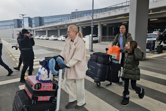 (Paparaco) PET KOFERA I DVE TORBE, A NA AUTU UKRADENA TABLICA Uhvatili smo našu pevačicu na aerodromu sa porodicom: Na parkingu doživela šok iznenađenje