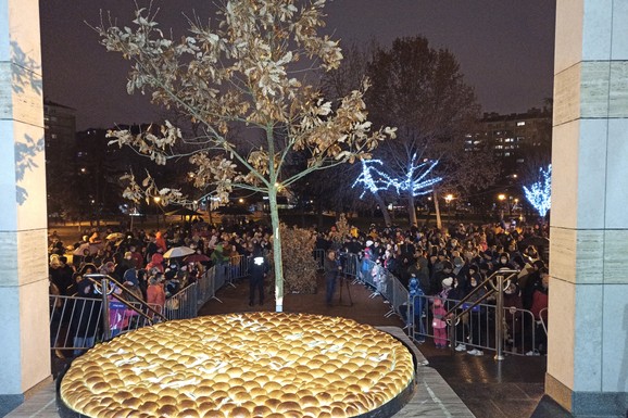 NAPRAVLJENA ČESNICA OD 200 KILOGRAMA! Tradicionalni božićni običaj obležen u Nišu, evo koliko ZLATNIH DUKATA je u njoj