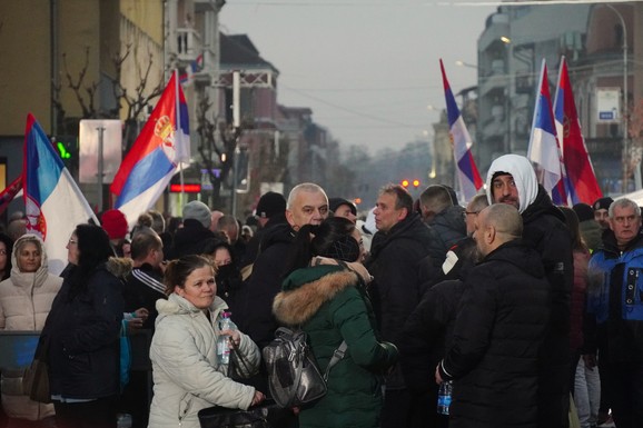 Građani se okupljaju pred veliki skup SNS u Jagodini: Centar pretvoren u pešačku zonu, Vučić predstavlja NOVI POKRET (FOTO)