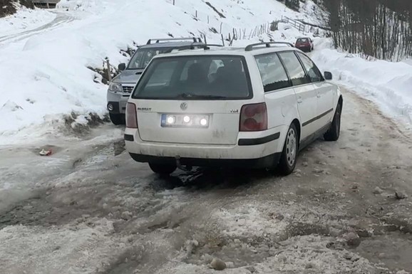 VOZAČI SEKIRAMA RAZBIJALI LED Selo kod Rožaja danima zatrpano velikim snegom, meštani zaglavljeni i nemoćni: „Rizikujemo svoje živote“ (FOTO)