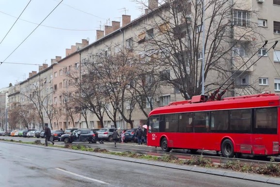 VOZIO U KONTRA SMERU U CVIJIĆEVOJ! Karambol u širem centru Beograda: ZAKUCAO SE U AUTO, oštetio i parkirana vozila, trole stoji (FOTO, VIDEO)