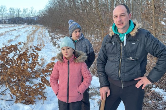 „Drvetu prilazimo sa pozdravom – Dobro jutro badnjače“: Ovako je Radiša iz Čačka sa sinom i ćerkom obeležio Badnji dan – onako kako je od oca naučio (FOTO)