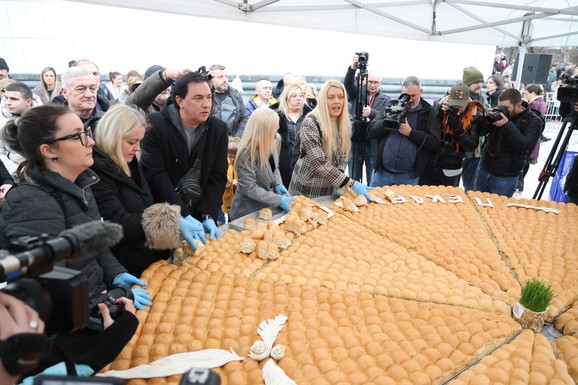 Oko 200 kilograma, 7.000 jufki i 33 DUKATA: Tradicionalno lomljenje česnice ispred Hrama svetog Save, okupio se veliki broj vernika (FOTO)