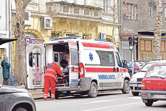 Kragujevčanka je krenula na porođaj, ALI BEBA NIJE HTELA DA ČEKA: Devojčica je stigla na svet u vozilu nasred ulice