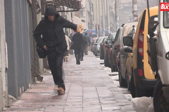 Mladić se okliznuo i udario glavom o betonski stepenik, tek kada je pogledao snimak pada ZALEDIO SE OD STRAHA: Sad ga muči jedno pitanje