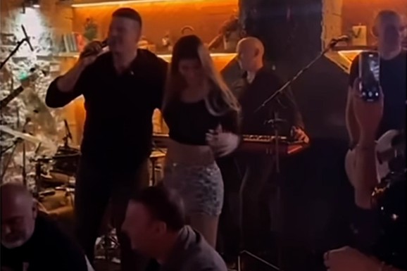 (VIDEO) POPELA SE NA BINU I POLJUBILA SLOBU PRED SVIMA Ovako je Jelena Radanović čestitala mužu srpsku Novu godinu – Kamera sve zabeležila