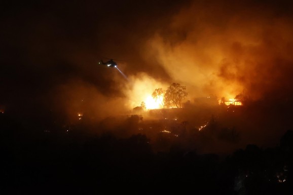 PRVI SNIMCI STRAVIČNOG POŽARA U LOS ANĐELESU Evakuisano 30.000 ljudi, poznati ne znaju da li su OSTALI BEZ DOMA! Izdat najviši stepen upozorenja (FOTO, VIDEO)