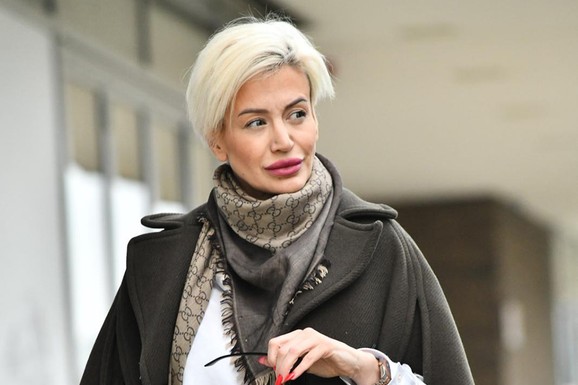 (FOTO) DUŠICA JAKOVLJEVIĆ PRE SVIH OPERACIJA Voditeljka pokazala kako je izgledala pre intervencija: „Radila sam zube, grudi, usta i operisala nos“