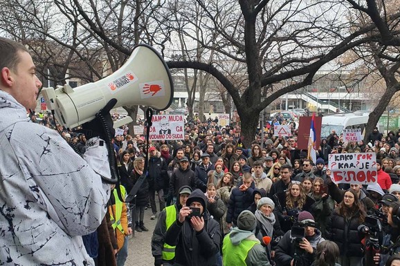 Blokirana raskrsnica kod Futoške pijace: Studenti u Novom Sadu u protestnoj šetnji, podržali devojku koju je vozač automobila udario u Beogradu (FOTO, VIDEO)