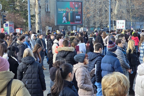 Studenti i građani blokirali Ruzveltovu ulicu na 15 minuta, odali poštu žrtvama pada nadstrešnice u Novom Sadu (FOTO)