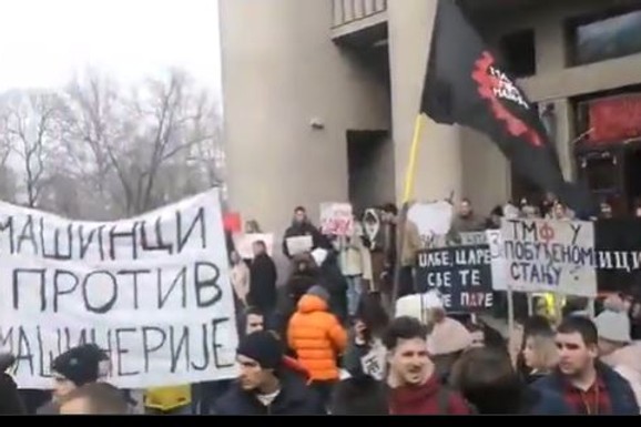 Blokada saobraćaja kod Pravnog fakulteta zbog incidenta u Ruzveltovoj: Studentkinja udarena kolima, bahati vozač uhapšen (VIDEO)