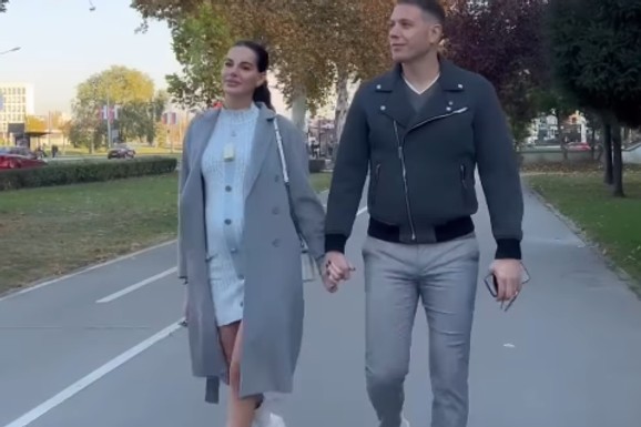 (FOTO) U ovom stanu će sa sinom živeti Jovana Ljubisavljević i Bogdan Srejović: Zavirite u njihovu OAZU MIRA! Ništa luksuzno, jedna boja dominira