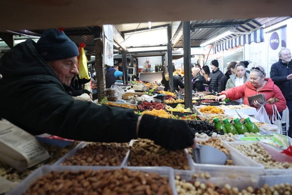 (FOTO) Poslednje pripreme za Božić: Beograđani pohrlili na pijace, REDOVI NA SVE STRANE, evo cena badnjaka i svega ostalog što danas morate da imate