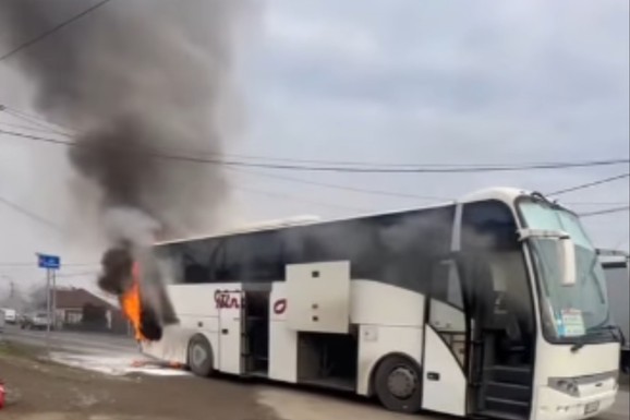 ZAPALIO SE AUTOBUS KOD KRALJEVA Vatra bukti iz vozila, dim izbija na sve strane (VIDEO)