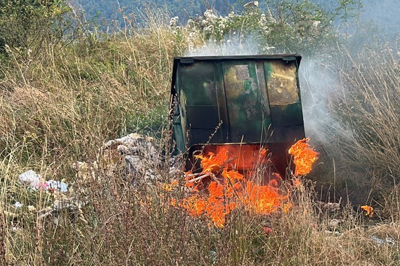 SVAKI ČAS GORE KONTEJNERI U ČAČKU Pojedinci namerno izazivaju požare, odlažu žar i prave haos