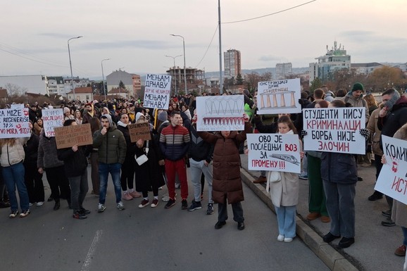 Protest studenata u Nišu: Održano 15 minuta tišine za žrtve iz Novog Sada, u zgradi Univerziteta nastavili razgovore