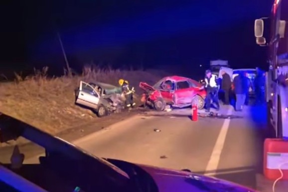 VOZILA POTPUNO SMRSKANA Prvi snimak jezive nesreće na putu Zaječar – Paraćin: Troje mrtvih, saobraćaj blokiran (VIDEO)