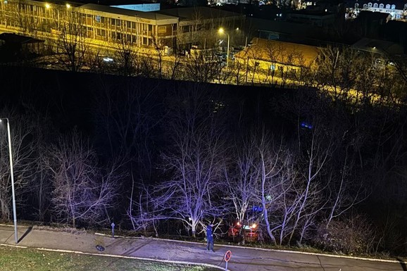 BMW BEŽAO OD POLICIJE, PA SLETEO S PUTA?! Drama na Voždovcu: Prošao između DVA DRVETA, patrola odmah stigla za njim (FOTO)