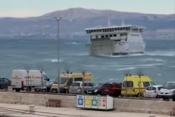 (VIDEO) DRAMA NA JADRANU Orkanski udari vetra BACALI TRAJEKT kao da je od papira: Hrvatska paralizovana, CRVENI METEOALARM NA SNAZI