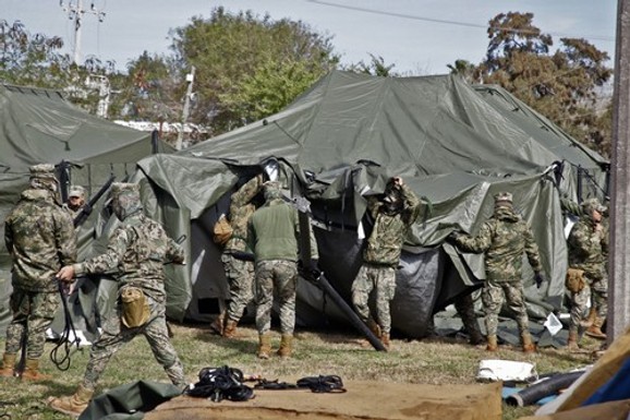 PANIKA ZBOG TRAMPOVIH POTEZA Najavio najveću deportaciju u istoriji Amerike, razmatra slanje 10.000 vojnika: Meksiko pravi skloništa i razapinje šatore (FOTO)