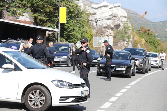 TEŠKA SAOBRAĆAJNA NESREĆA KOD BERANA Automobil sleteo u duboku provaliju, jedna osoba poginula